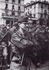 Il comandante Gabriele Cotta in Piazza Vittorio il 6 maggio 1945