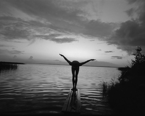 Una delle foto di Arno Minkkinen in mostra