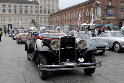 Auto d'epoca in Piazza Castello