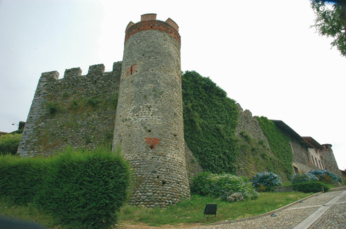 Le mura e il torrione del Ricetto