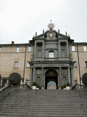 Scalone e facciata della chiesa