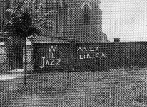 il muro con la scritta W il Jazz abbasso la lirica