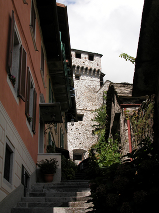 Scorcio del castello dal borgo